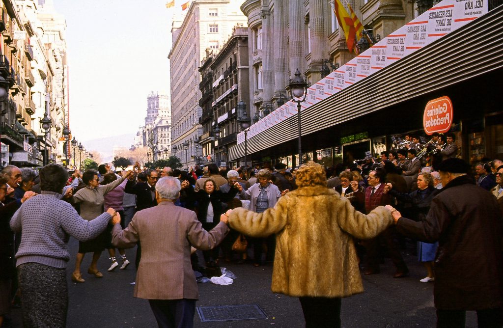 Barcellona: la gente balla la sardana in strada