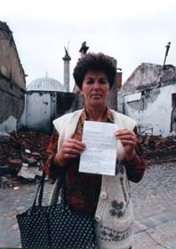 Guerra del Kosovo, Una donna chiede di suo marito desaparecido