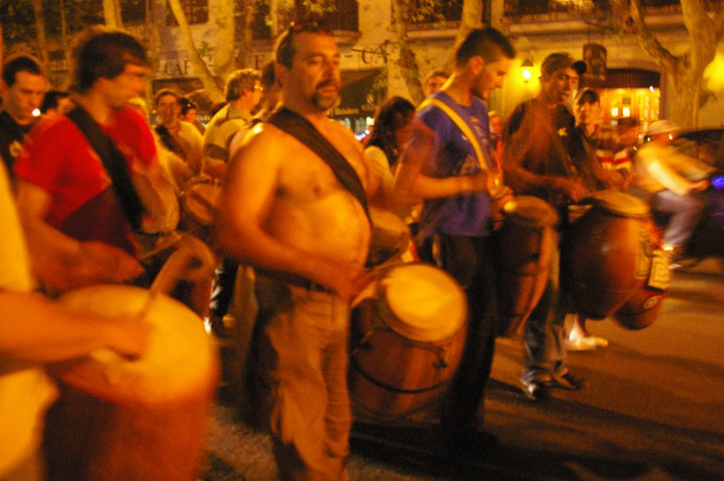 Uruguay, marcia spontanea propiziatoria di candombe