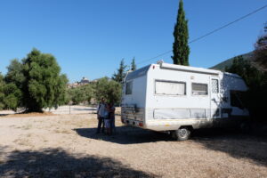 Il Laika ecovip 3 parcheggiato nell'area di sosta fuori dell'abitato di Sermoneta, nella foto: Francesco, Angelo e Franca