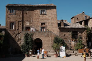 la piazza di Civita di Bagnoregio