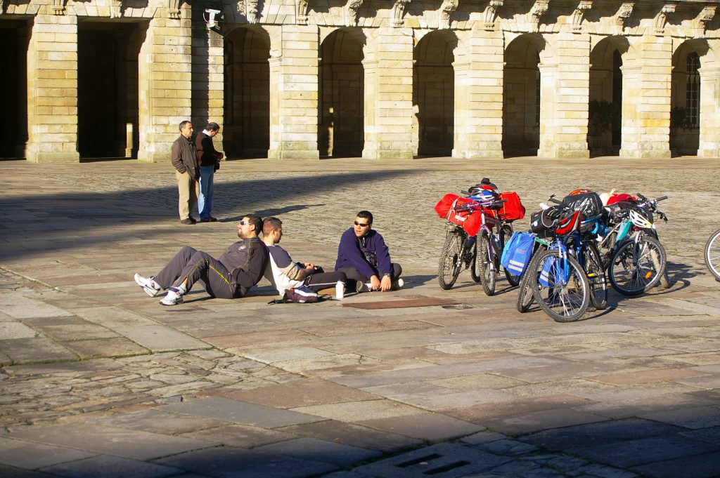 il meritato riposo nella piazza della cattedrale a Compostela