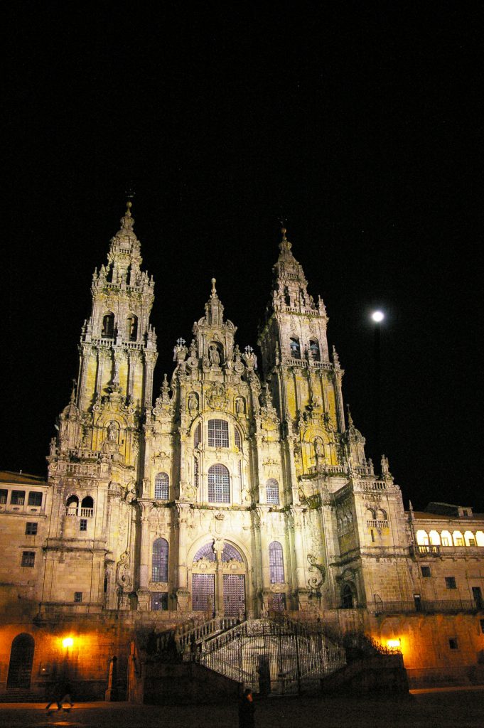 la cattedrale di Santiago de compostela di notte