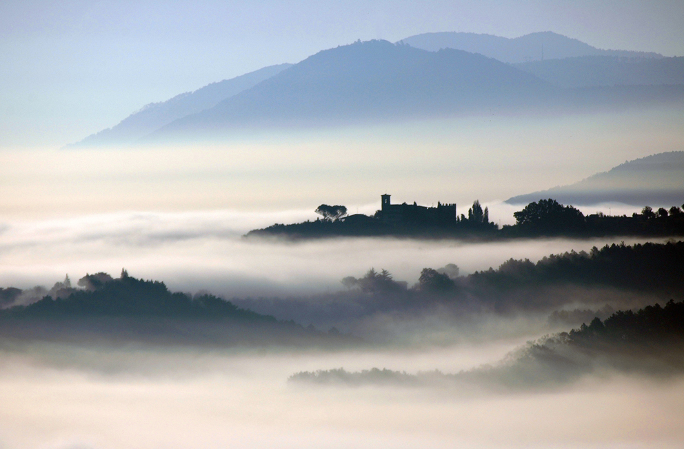 Vinacciano, paesaggio toscano nella nebbia