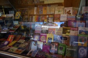 Capilla Del Monte, una piccola capitale dell'Esoterismo, una libreria, specifica.