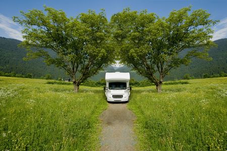 Camper manutenzione periodica, sigillatura profili e finestre