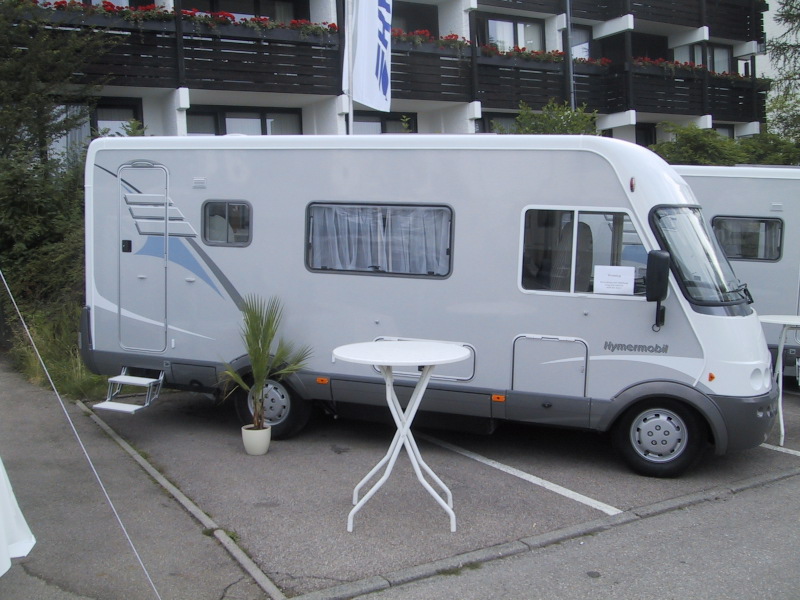 un Hymer B Klasse della metà anni 2000 con telaio ribassato alko, pareti pual e la caratteristica forma arrotondata del musetto